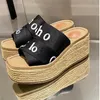 Nyaste märkesskor för kvinnor, träiga tote-skor Plattform Sliddes Designer Tofflor Wedge mule i canvas Läder Platt espadrille Mode Sommar Beach Högklackat STORLEK 35-42