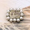 Znana marka Vintage Retro złoty luksusowy Design perła broszka kobiety litery broszki garnitur Pin biżuteria odzież dekoracja akcesoria wysokiej jakości
