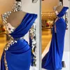 2023 Robes de bal arabes Aso Ebi Luxueux Cristaux de perles Royal Blue Illusion Robe de soirée à col haut Gaine Une épaule fendue M232v