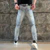 Os buracos de gato de moda jeans masculinos devem ser colados com pano, grandes danos, ajuste magro, pés pequenos, jeans masculinos micro elásticos, High Street