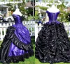 カスタムメイドのゴシック様式のビクトリア朝のウェディングドレスは肩から紫色と黒いプリンセスレースアップコルセットブライダルドレスプラスサイズローブデマリー