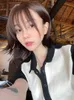 Matakawa retro lapela de couro veludo mulher tshirt preto e branco de costura de contraste t-shirt solto de manga curta tricotada top 210513