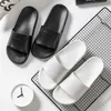 Классические черные белые домашние женщины ванны тапочки плюс размер 46 летних крытых пар обувь нескользящие легкие мужчины прохладные слайды