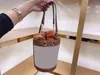 Handväskor hink axelväskor Klassisk lyxdesigner Vintage Lady Women Fashion Bow Lock Chains broderi Sträng Två handtag Cross Body