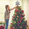 家の装飾のためのLEDの美しい回転スノーフレークプロジェクターを照明したクリスマスの装飾の木のトッパー