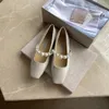 أحذية ماري جين المصممة الفاخرة باليه بمقدمة مربعة باللؤلؤ الأبيض والخرز الكريستالي الصغير حجم الموضة البسيط 34-41