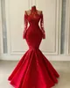 Abiti da sera a sirena rossa 2021 Collo alto Maniche lunghe Applique in pizzo Paillettes Perline Lunghezza pavimento Satin Illusion Prom Party Ball Gown vestido