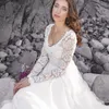 Charmig Ivory Lace Bröllopsklänningar Brudklänningar En Linje 2021 Långärmad Plunge V Neckline Boho Beach Bride Dress Sexig Backless