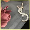 Fashion Luxury Designer Men Women Pins Brooches Diamond Silver Letter Brooch Pin For Suit Dress Party Letters Y Brooches 21091502R