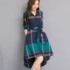 Kobiety Sukienka Plus Rozmiar Eleganckie Suknie Dorywczo Plaid A-Line Pełna Biuro Lady Bow Turn-Down Collar Dress 3401 50 210527