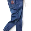 Män Peking Opera Mask Broderad Elastisk Midja Drawstring Jeans Fashion Male Denim Trousers Plus Storlek 5XL 6XL 7XL 8XL 210716