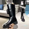 Hochwertige Luxus-Designer-Stiefel für Damen, Metallknopf-Kettenschuhe, Leder, niedrige Absätze, gerade Winterstiefel