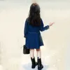 春の秋の女の子のドレスベイビーデニムドレス子供ヴェスティド子供のファッションジーンズ服ボタンポケットロハード洗浄2~14歳Q0716