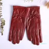 guanti di pelle di pecora firmati Mittens Haining da donna, che mostrano mani sottili e rifinite, peluche, calde orecchie di fiocco di grano