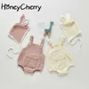 Vårbarnet Baby Girl Suspenders Bodysuits Klättra Kläder Leotard med Cap 210515