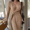 2021 coreano outono inverno mulheres v pescoço camisola vestido elegante cor sólida malha lace up bow bodycon slit vestidos longos y1204