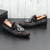 Zwart suede mannen feest bruiloft ventilatie casual bezaaid schoenen sapato masculino metaal teen heren platte loafers rookschoenen 38-44