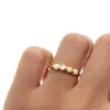 Fedi nuziali Bellissimo anello color oro semplice e carino Opali di fuoco bianchi intarsiati CZ Dito per donne delicate Gioielli delicati di alta qualità211d