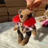 Großhandels-Frauen Teddybär Gongpie Wind Kleidung kleine Puppe Rucksack Schlüsselanhänger Auto Schlüsselanhänger Anhänger Plüsch Puppe Puppe