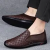 Män ärtor skor lyx och hög kvalitetskåpa glida på loafers andningsbara bekväma män moccasins skor äkta läder lägenheter