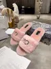 Les plus récents luxuriers designers femmes femmes pantoufles de laine de laine broderie glisse hiver fourrure moelleuse de lettres furry sandales chauds fluzy fille flip flop pantoufle noir rose brun rose