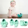Fait à la main fond souple mode glands bébé mocassin nouveau-né bébés chaussures 19 couleurs PU cuir Prewalkers bottes en gros