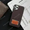 أعلى أزياء Deluxe Designer Phone Cases for iPhone 15 15pro 14 14pro 14plus 13 13pro 12pro 12 11 Pro Max XS XR Xsmax Leather Stick Tag Tag Tage Luxury Complement Protection Cover