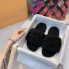 Luxurys designers kvinnor damer ull glidor vinter tofflor päls fluffig furry bokstäver sandaler varm bekväm fuzzy tjej flip flop slipper mulor withbox röd rosa 777