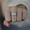 結婚指輪卸売シルバーカラーアイスアウトブリンズフル5aキュービックジルコニアCZバンドバゲットフィンガーリング女性ファッションエンゲージジュエリー