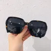 Damsolglasögon för kvinnor män Solglasögon herrmodestil skyddar ögonen UV400-lins med slumpmässig låda och fodral 5408 11