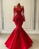 2022 Abiti da sera a sirena rossa Plus Size Maniche lunghe Paillettes Applique in pizzo Increspature Abito da ballo su misura Vestido Abiti da cerimonia formale