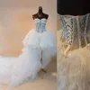 Superbes robes de mariée basse haute robe nuptiale 2022 strass de ruisseaux en cœur perle voltige pour plumes