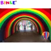 Grande tente gonflable colorée de tunnel d'arc-en-ciel de 4mwx4m avec des rideaux de glands arcade de porte d'entrée d'événement pour la décoration de Pary