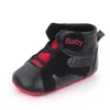 生まれたカジュアルスポーツの女の子男の子スニーカーの柔らかい底通気性幼児の幼児のための最初の歩行者のベビーシューズ