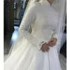 Abito da sposa principessa musulmana con applicazioni di pizzo a maniche lunghe e collo alto