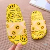 Vrouwen mannen indoor schoenen mode man lederen slippers dames kinderen slipper zwart blauw geel anti slip zomer cartoon kinderen flip flops voor