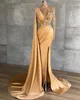 2022 Sexy Luxury Gold Prom Dresses Jewel Neck Mermaid Side Split Lace Appliques Crystal Beaded Pearls Långärmade Satin Formell Party Dress Aftonklänningar