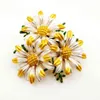 Sweet White Yellow Emaille Trio Daisy Broche Pin voor Vrouwen Jurk Jas Sjaal Wrap Business Pak Cluster Bloem Sieraden