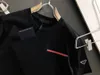 21ss Nuevo clásico casual camisetas hombres tees telas de seda personalizadas sensación cómoda sedoso triángulo decoración de metal sólido de alta densidad 309N