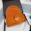 2022 Berretto all'ingrosso Inverno Lettera berretti di design Cappelli Berretti da donna e da uomo con pompon in vera pelliccia di procione Berretto da ragazza caldo pompon snapback