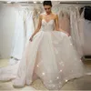 女性のための光沢のあるシーラスストラップレスロングウェディングドレス2022恋人ネックノースリーブラインの床の長さの花嫁のウェディングガウン