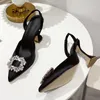 Klänningskor Kvinnor Sandaler Mode Märke Crystal Buckle Designer High Heel Pointed Toe Slip på Slingback Pumps Ladies
