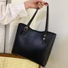 حقائب الكتف سعة كبيرة النساء حمل حقيبة 2021 أنثى مصمم سيدة أسود عارضة بو الجلود حقائب اليد