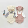 Vårbarnet Baby Girl Suspenders Bodysuits Klättra Kläder Leotard med Cap 210515