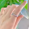 Полосы колец Micro Pave Moissanite Diamond Ring 100% Оригинальные 925 серебряных обручальных колец стерлингов для женщин.