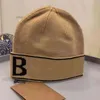 Chapéu de malha de lã de inverno para homens mulheres design moda hip hop carta sólida crânio gorro bonés casual quente grosso boné preto branco hats8pz2