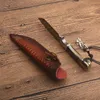Gerades Überlebensmesser VG10 Damaskus-Stahl Drop-Point-Klinge Full Tang Horn + Stahlkopfgriff Feststehende Messer mit Lederscheide
