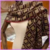 Новые женщины Scarf Brand Sarves Дизайнер настоящие шелковые кашемирные кашемирные женские платки мягкие буквы F Sharf D2110191F4602136