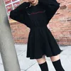 Femmes Harajuku Robe noire Dames Gothique Punk Robes Rose Lettre Imprimé À Manches Longues Haute Taille Élastique À Capuche Mini Robes 210422