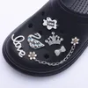 Stop z designerskimi Chain Crocs Charms JIFZ Buty Akcesoria Dekoracja dla klamerka Klamra Girl Prezent Q0618